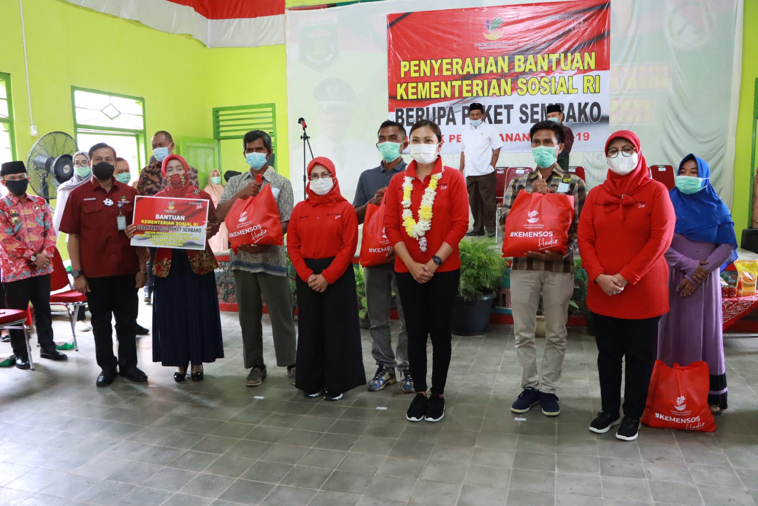Penasihat Dharma Wanita Persatuan Kementerian Sosial, Grace Batubara Berikan Bantuan Sembako Untuk Masyarakat Lampung Tengah