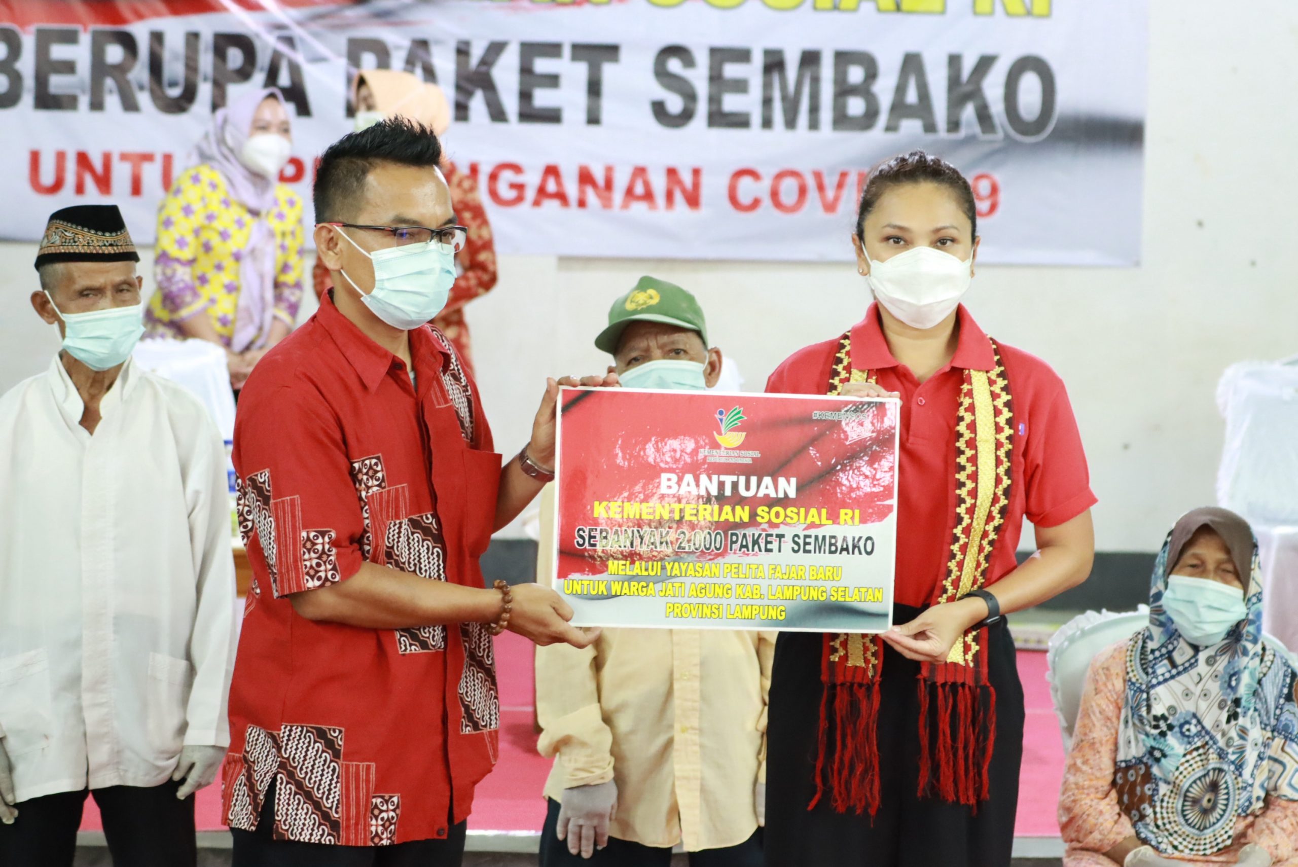 Penasihat Dharma Wanita Persatuan Kementerian Sosial, Grace Batubara Berikan Bantuan Sembako Untuk Masyarakat Lampung Selatan