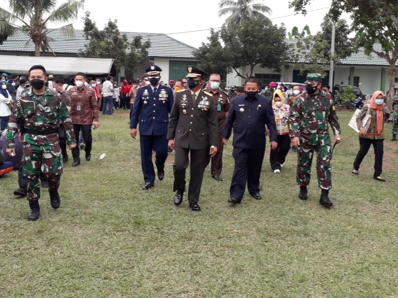 Danlanud Pangeran M. Bun Yamin Bersama Forkopimda Meninjau Vaksinasi Massal Di Kota Bandar Lampung.