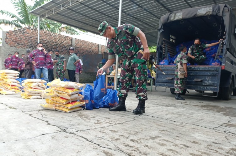 1000 Sembako Dibagikan Untuk Masyarakat Natar Yang Terpapar Oleh TNI AU