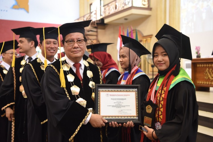 551 Mahasiswa Universitas Tekhnokrat Indonesia Di Wisuda
