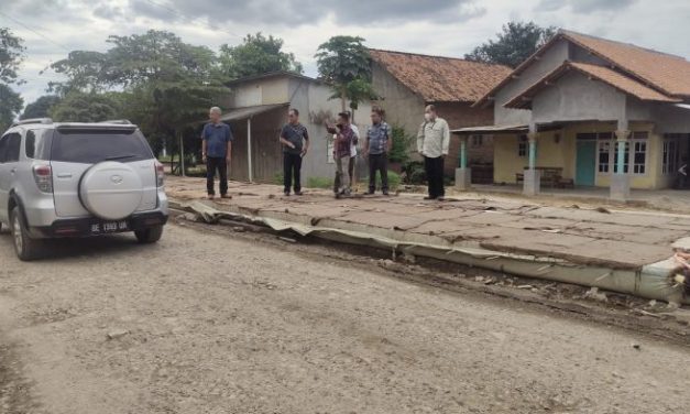 Mingrum Gumay Tinjau Perbaikan Jalan Dan Drainase Yang Berada Di Kampung Kalirejo