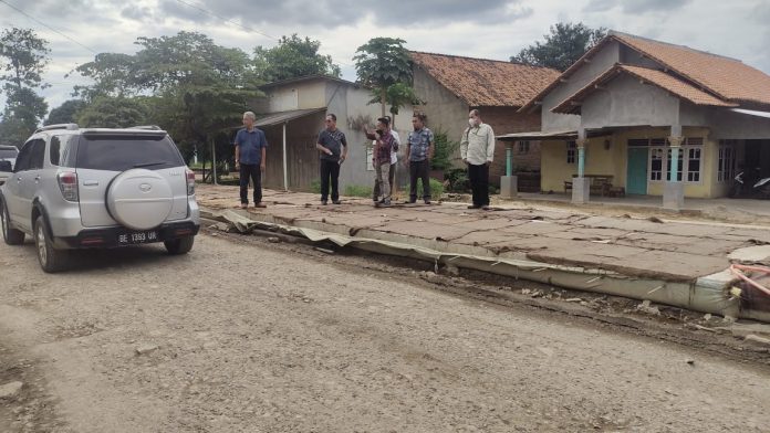 Mingrum Gumay Tinjau Perbaikan Jalan Dan Drainase Yang Berada Di Kampung Kalirejo