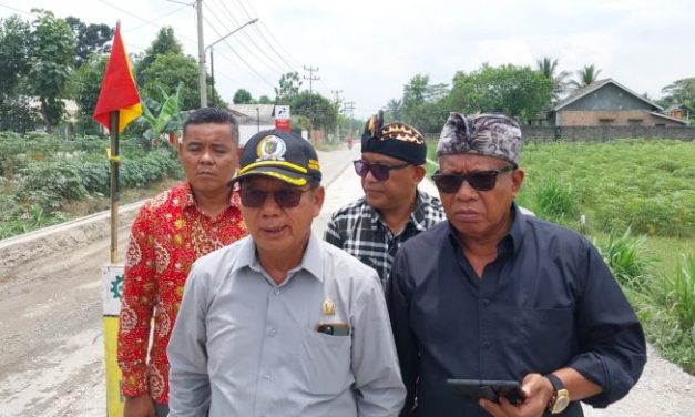 Mingrum Gumay Bersama Anggota DPRD Lamteng Tinjau Lokasi Perbaikan Jalan di Bandar Jaya