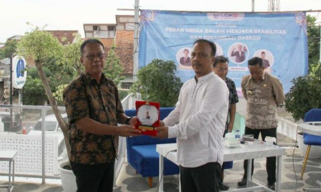 Mingrum Gumay Mendapat Anugerah Tokoh Publik dari SMSI