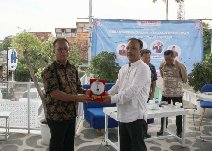 Mingrum Gumay Mendapat Anugerah Tokoh Publik dari SMSI