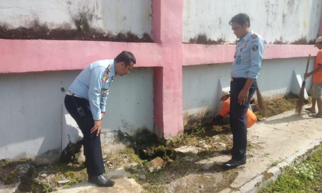 Gotong Royong Petugas Lapas Kotaagung Guna Menjaga Fasilitas Keamanan dan Ketertiban