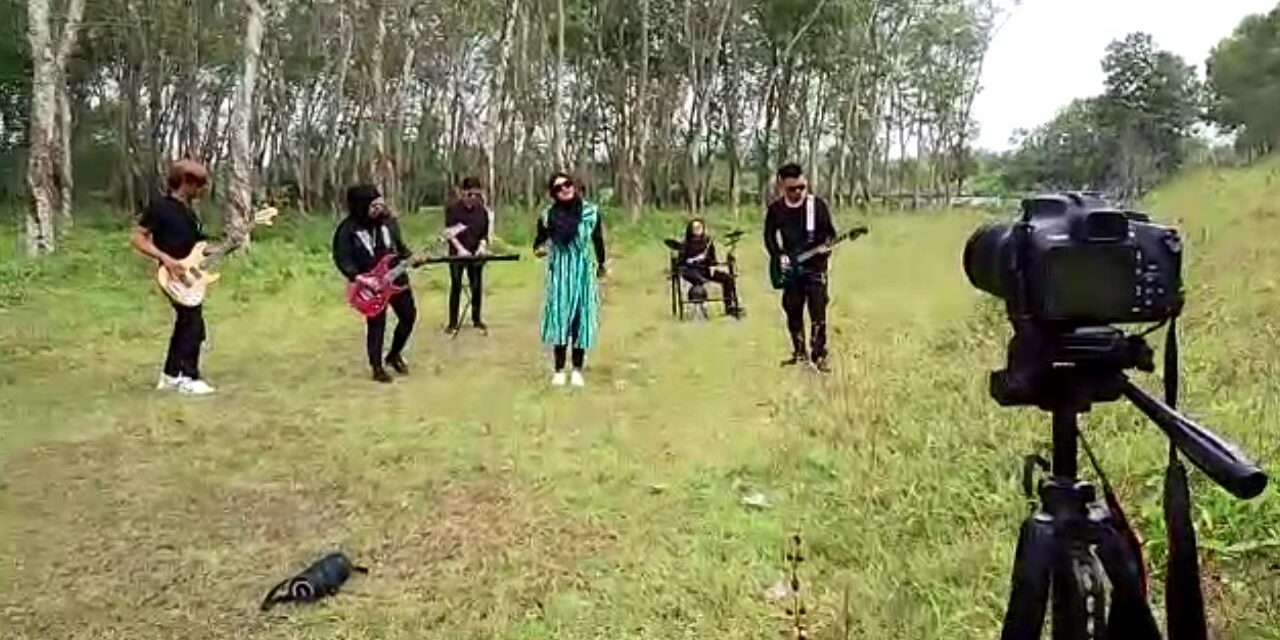 Topi kebalik band akan segera  rilis single lagu ke tiga