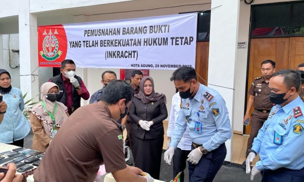 Sudah Inkracht, Kalapas Kotaagung Ikut Musnahkan Barang Bukti di Kejari Tanggamus