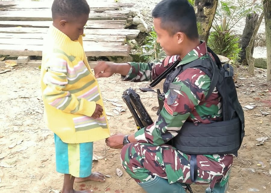 Door to Door Satgas Yonif 143/TWEJ Untuk Bagikan Pakaian Layak Pakai Untuk Masyarakat