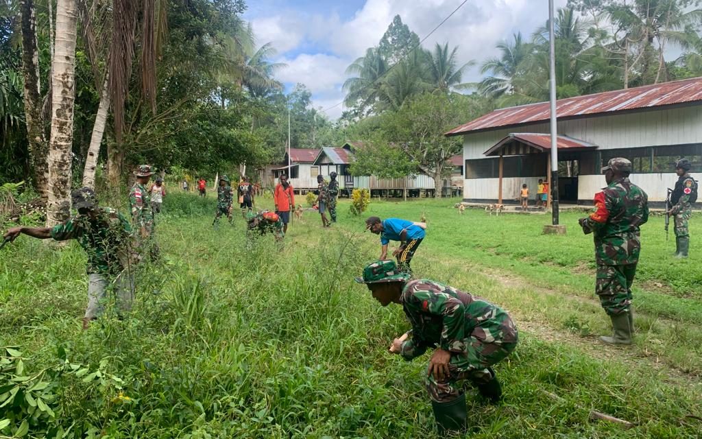 Sinergitas Satgas Yonif 143/TWEJ, Aparat Koramil  0701-07/Web dan Tokoh Masyarakat Gelar Karya Bakti