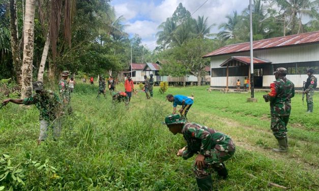 Sinergitas Satgas Yonif 143/TWEJ, Aparat Koramil  0701-07/Web dan Tokoh Masyarakat Gelar Karya Bakti