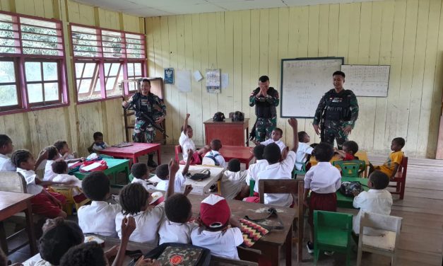 Cerdaskan Anak Perbatasan Papua, Satgas Pamtas Yonif 143/TWEJ Beri Motivasi Dan Bantuan Alat Tulis