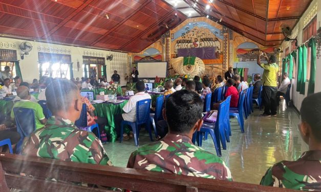 Kebersamaan Satgas Yonif 143/TWEJ Bantu Masak dan Jemput Warga Sukseskan Sidang Klasis