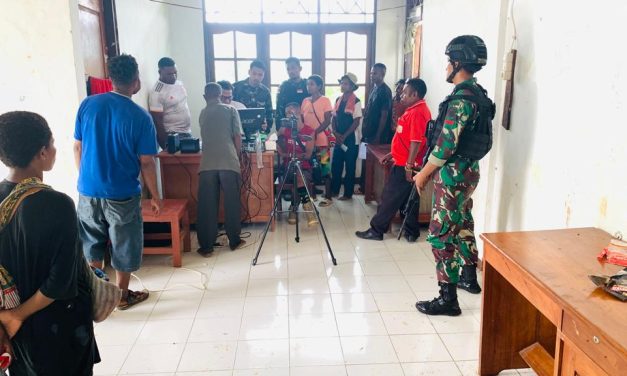 Torang Papua Torang Indonesia! Satgas Yonif 143/TWEJ Bantu Masyarakat Buat e-KTP di Perbatasan