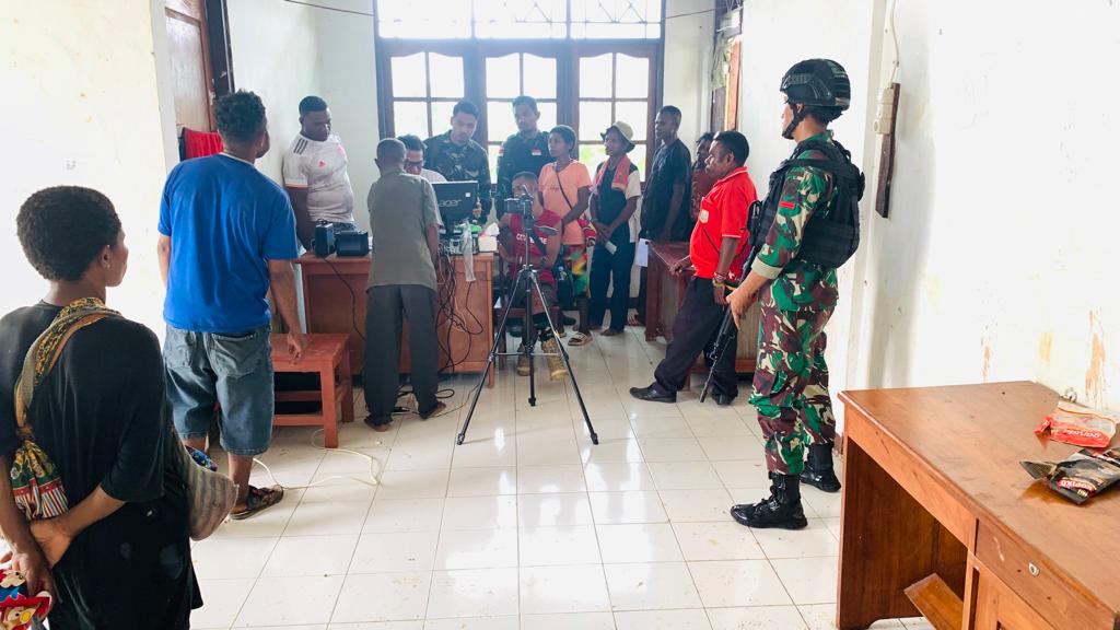 Torang Papua Torang Indonesia! Satgas Yonif 143/TWEJ Bantu Masyarakat Buat e-KTP di Perbatasan