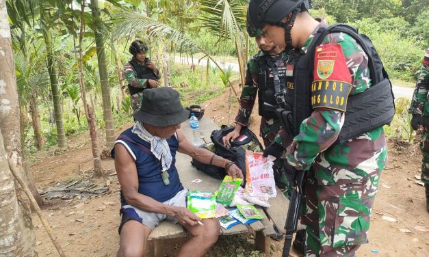 Gelak Tawa Mayarakat di Tapal Batas RI Bersama Satgas Yonif 143/TWEJ