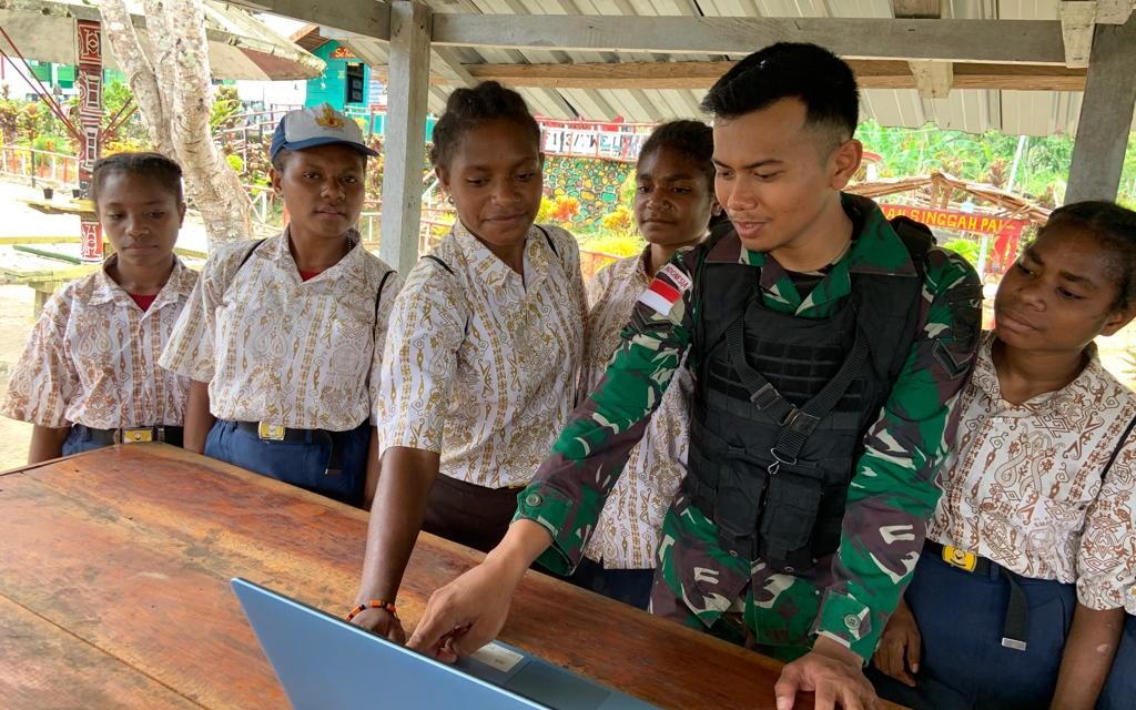 Ksatria Radin Intan Ajarkan Komputer, Anak Papua : Hore Torang Senang