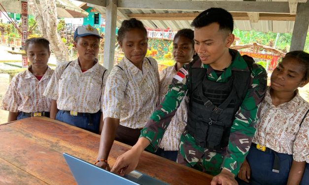 Ksatria Radin Intan Ajarkan Komputer, Anak Papua : Hore Torang Senang