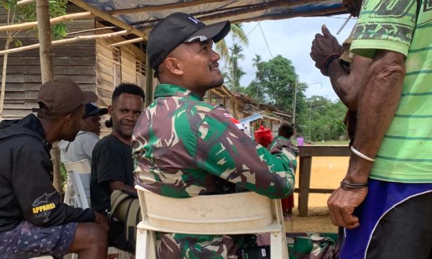 Dengar Warga Sedang Duka, Tanpa Diminta TNI Satgas Yonif 143/TWEJ Hadir Membantu