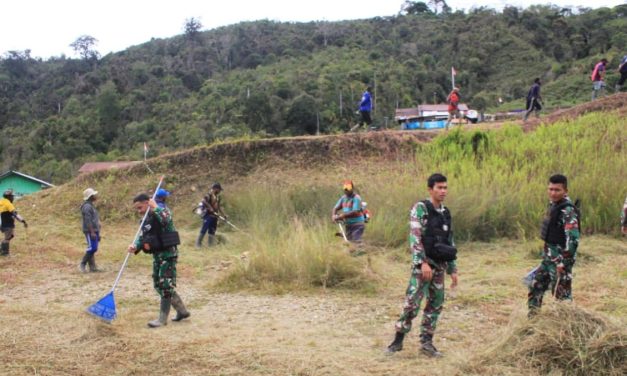 Rayakan Natal Di Kampung Sendiri, Satgas Yonif 143/TWEJ Bantu Warga Bersihkan Lingkungan Gereja