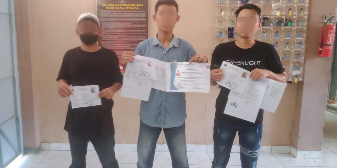 Lapas Kotaagung Berikan ‘Buah Tangan’ Pada Tiga Warga Binaan Yang Bebas