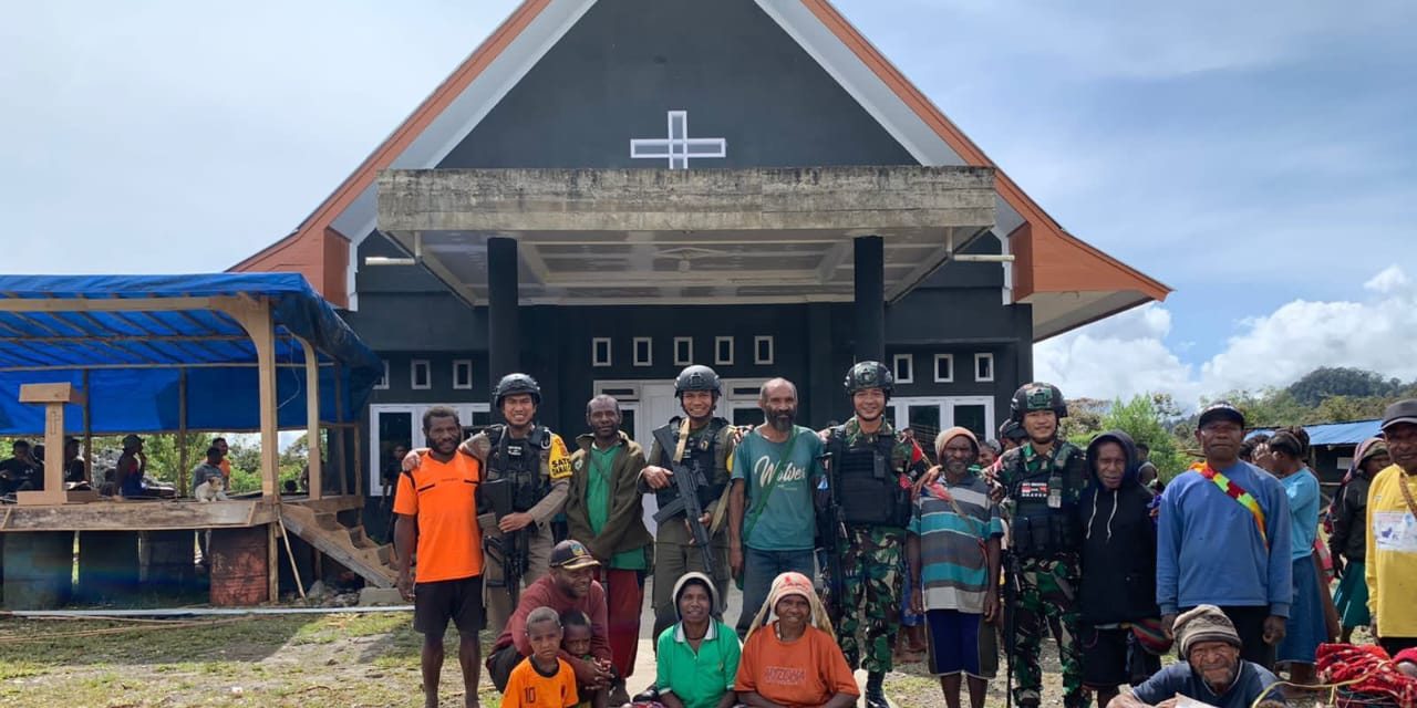 Satgas Yonif 143/TWEJ Berikan Sembako Jelang Peresmian Gereja Di Pegunungan Bintang