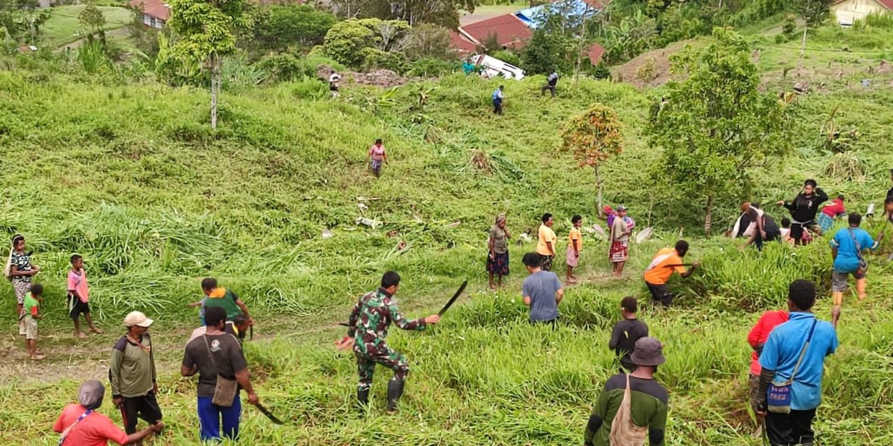 Sambut Natal Satgas Yonif 143/TWEJ Ajak Warga Perbatasan RI Bersihkan Lingkungan