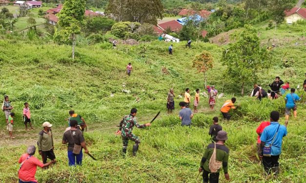 Sambut Natal Satgas Yonif 143/TWEJ Ajak Warga Perbatasan RI Bersihkan Lingkungan