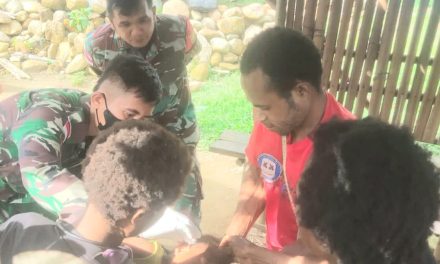 Mengetahui Balita Demam dan Infeksi Di Pedalaman Papua, Satgas Yonif 143/TWEJ Cepat Ambil Tindakan Medis