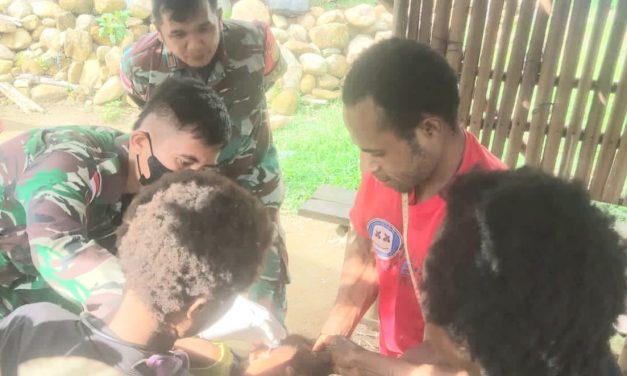 Mengetahui Balita Demam dan Infeksi Di Pedalaman Papua, Satgas Yonif 143/TWEJ Cepat Ambil Tindakan Medis