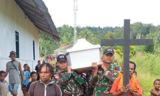 Satgas Yonif 143/TWEJ Di Papua Selalu Hadir Dalam Suasana Suka Maupun Duka