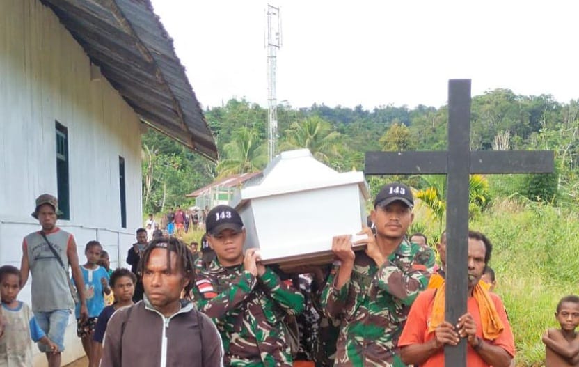 Satgas Yonif 143/TWEJ Di Papua Selalu Hadir Dalam Suasana Suka Maupun Duka
