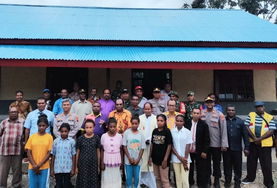 Sinergitas Satgas Yonif 143/TWEJ Partisipasi Aktif Safari Natal Di Pedalaman Papua