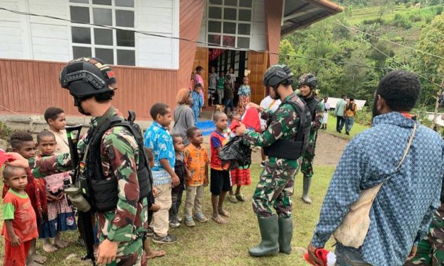 Satgas Yonif 143/TWEJ Bantu Pengamanan Perayaan Natal di Papua