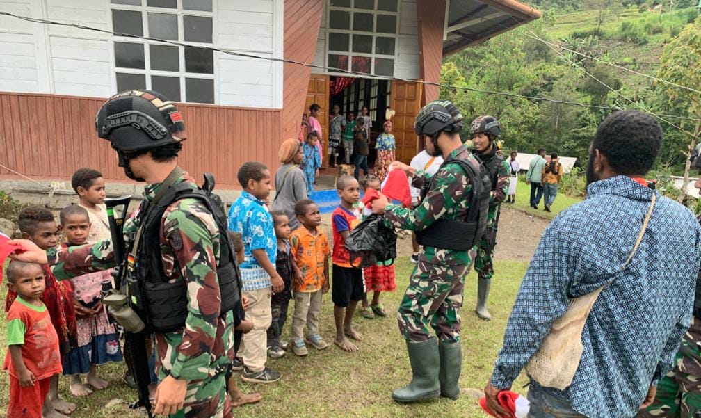 Satgas Yonif 143/TWEJ Bantu Pengamanan Perayaan Natal di Papua