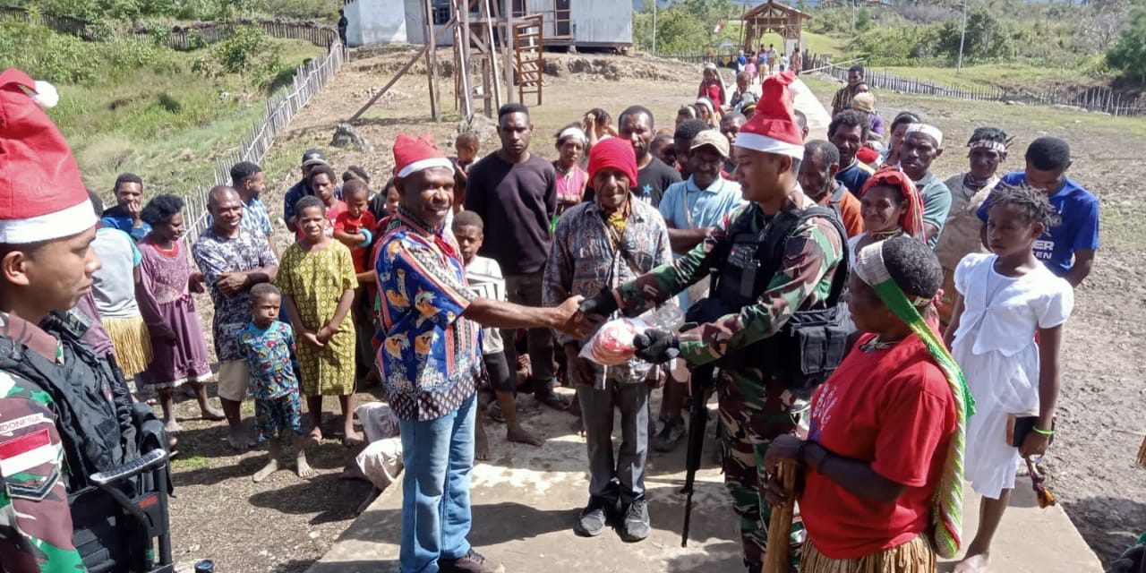 Bakar Batu Warnai Natal Satgas Yonif 143/TWEJ Bersama Masyarakat Papua