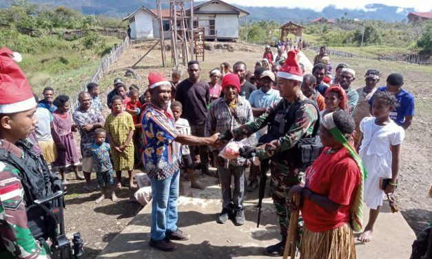 Bakar Batu Warnai Natal Satgas Yonif 143/TWEJ Bersama Masyarakat Papua