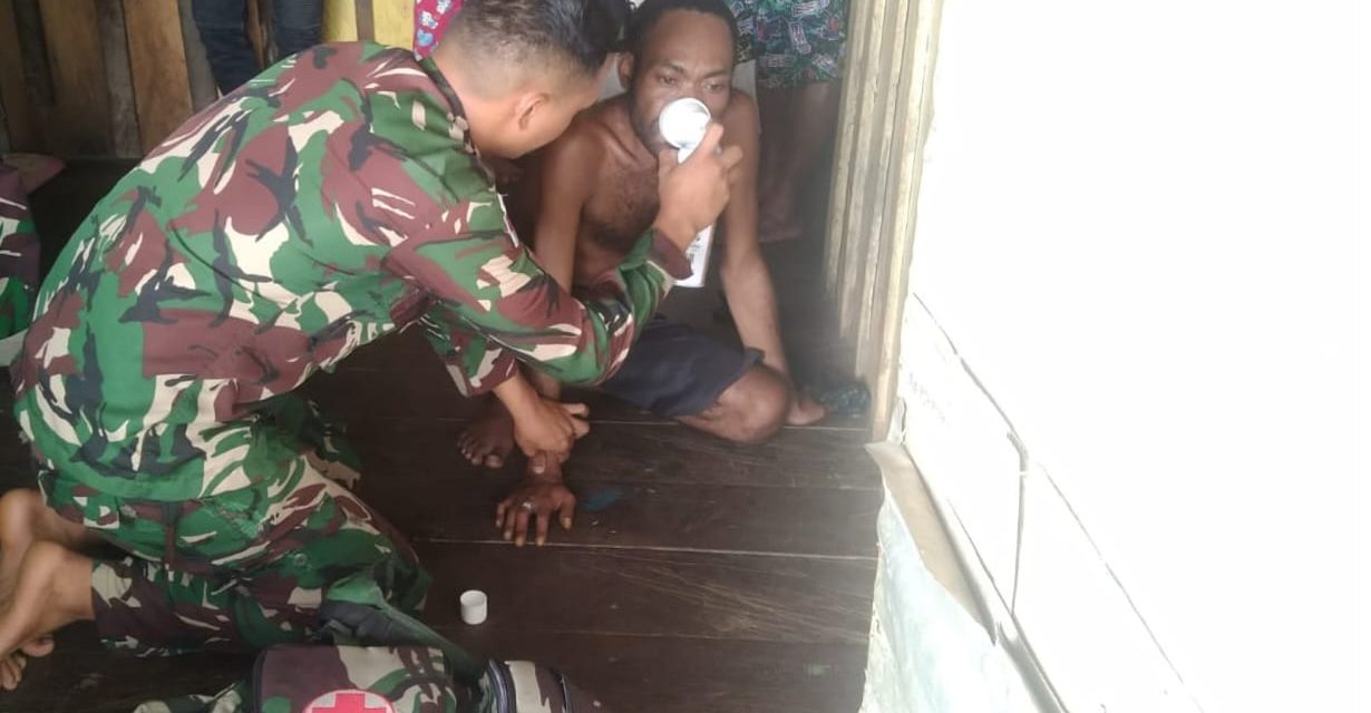 Usai Berikan Bantuan Oksigen, Satgas Yonif 143/TWEJ Evakuasi Warga Ke Puskesmas