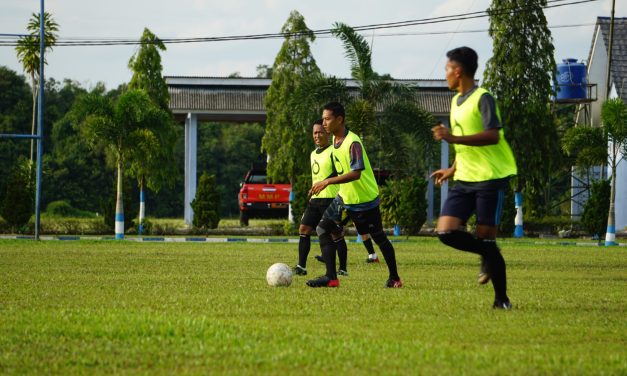 Adu Keahlian dalam Bermain Bola, Lanud BNY dan Polres Tulang Bawang Gelar Laga Persahabatan