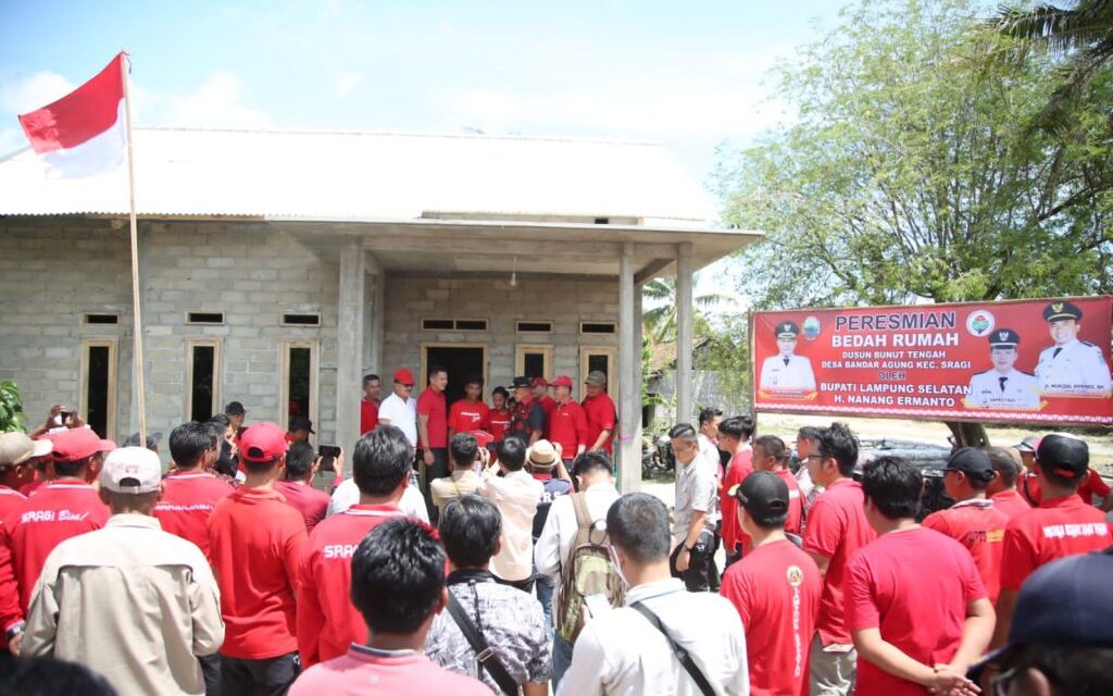 Rampung Pengerjaan Bedah Rumah Warga Desa Bandar Agung Sragi, Bupati Nanang Serahkan Kunci Rumah Secara Simbolis