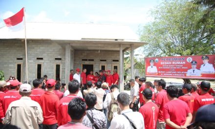 Rampung Pengerjaan Bedah Rumah Warga Desa Bandar Agung Sragi, Bupati Nanang Serahkan Kunci Rumah Secara Simbolis