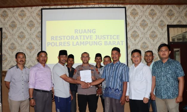 POLRES LAMPUNG BARAT FASILITASI PELAKSANAAN KEADILAN RESTORATIVE JUSTICE PERKARA PENIPUAN DAN ATAU PENGGELAPAN