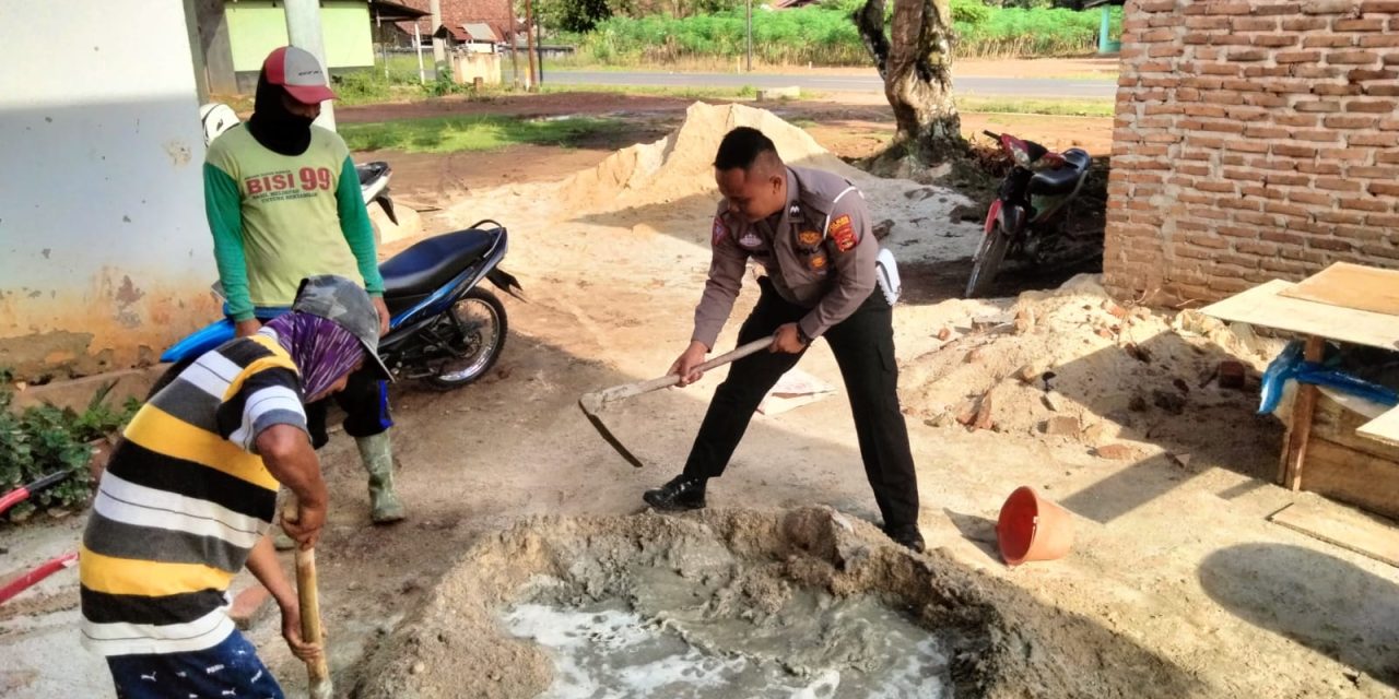 Gotong Royong Dengan Warga, Aipda Dahlian Polisi Penolong Masyarakat