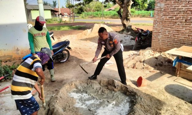 Gotong Royong Dengan Warga, Aipda Dahlian Polisi Penolong Masyarakat