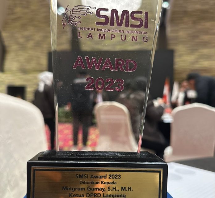 Pelantikan Pengurus SMSI, DPRD Terima Award dari SMSI Lampung