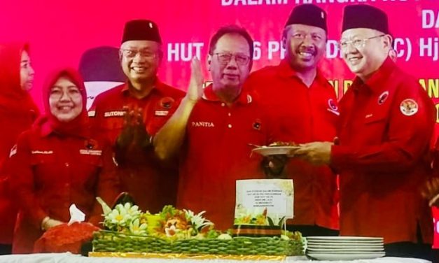 HUT PDIP dan Ketum Megawati, Mingrum Gumay Gunakan Salam Pancasila Saat Diberi Potongan Tumpeng