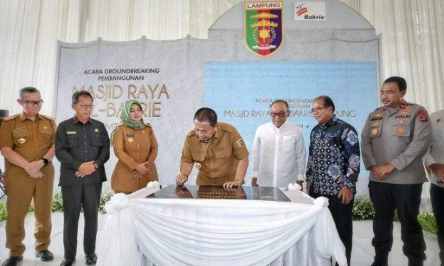 Ketua DPRD Provinsi Lampung Hadiri Peletakan Batu Pertama Pembangunan Masjid Raya Al-Bakrie, Ditandai dengan Penandatanganan Prasasti dari 3 Pihak