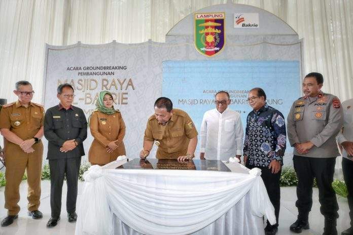 Ketua DPRD Provinsi Lampung Hadiri Peletakan Batu Pertama Pembangunan Masjid Raya Al-Bakrie, Ditandai dengan Penandatanganan Prasasti dari 3 Pihak