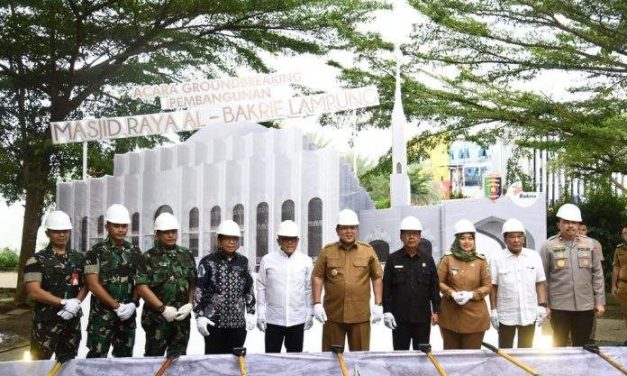 Mingrum Gumay Hadiri Pelantikan Batu Pertama Pembangunan Masjid Raya Al-Bakrie